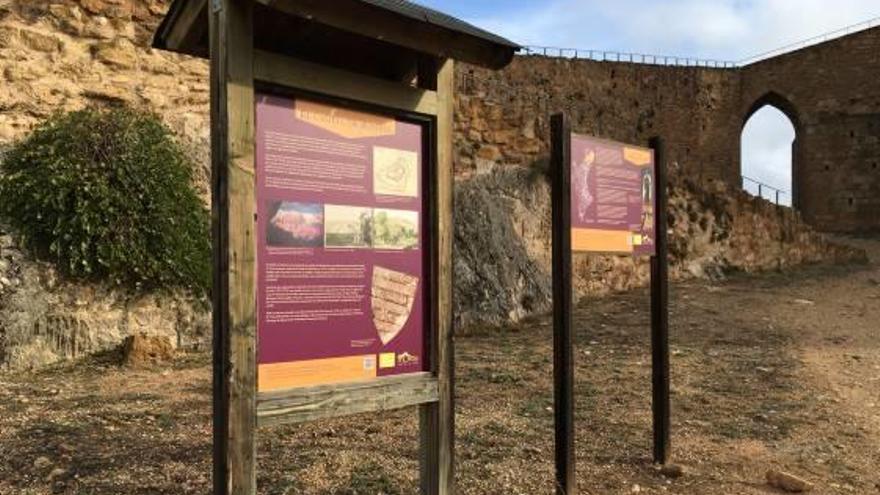 Dos de los nuevos paneles, en el acceso al castillo.