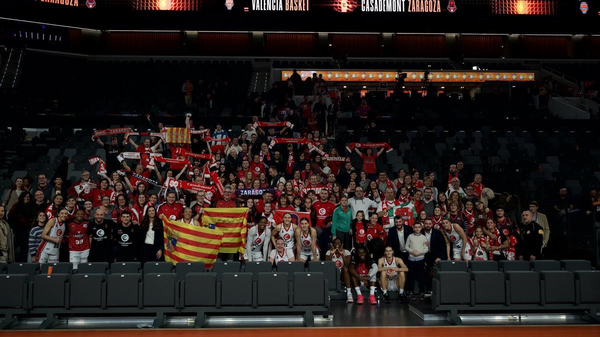 La plantilla y el cuerpo técnico del Casademont, con la afición desplazada a Valencia