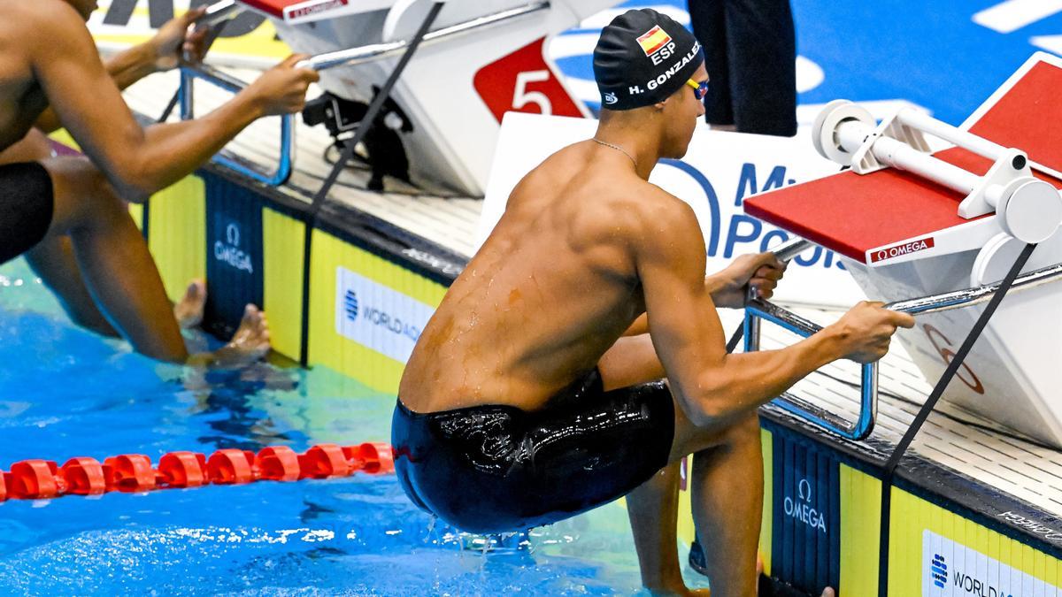 El nadador mallorquín Hugo Gonzalez, en la salida de las semifinales de los 100 metros espalda