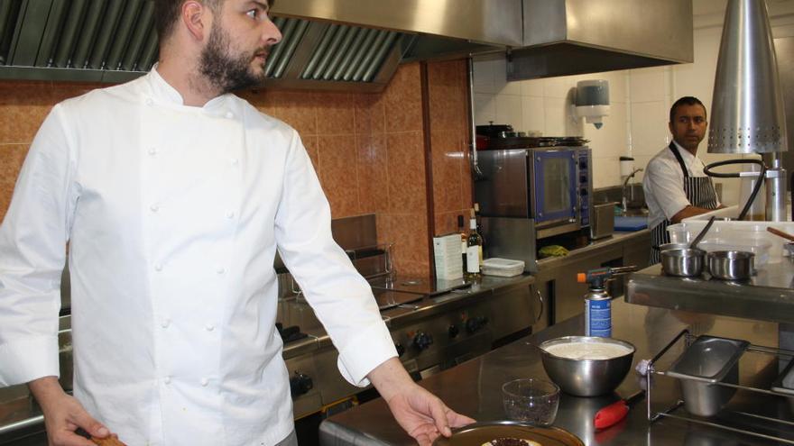 El propietari del restaurant Terra de Berga, Pere Venturós, preparant els plats d&#039;aquesta nit