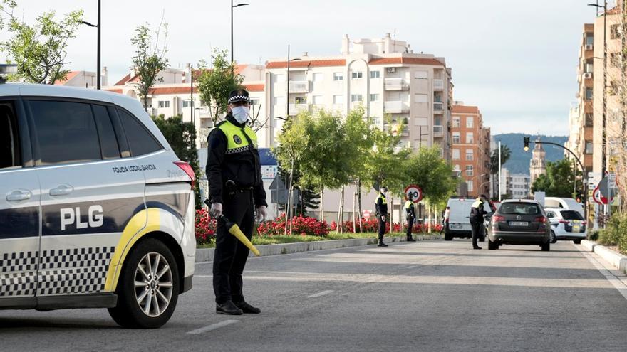 La Policía Local de Gandia realiza un control a la entrada de la ciudad