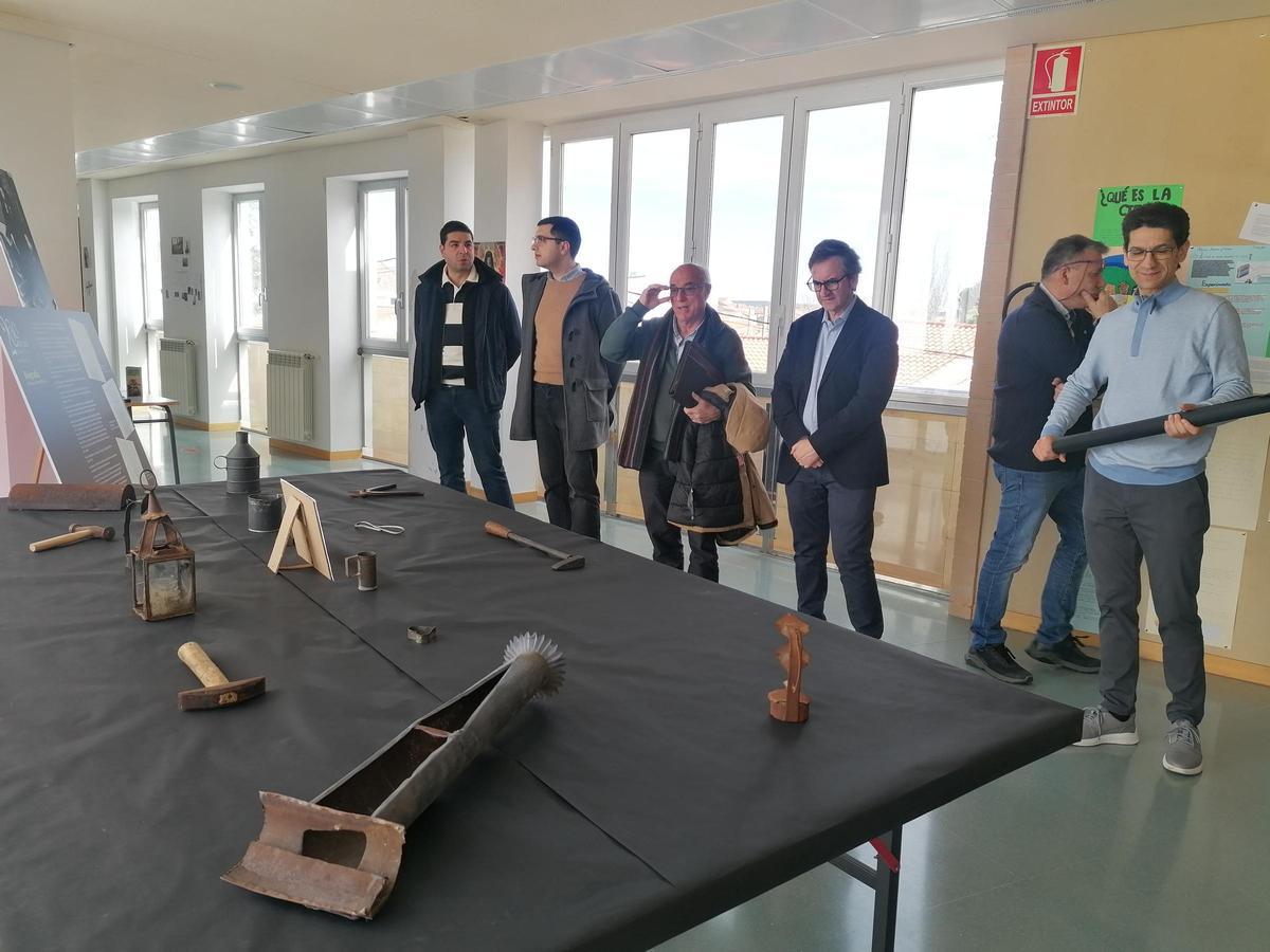 Objetos de hojalatería, sector en el que se inició Ramón Álvarez