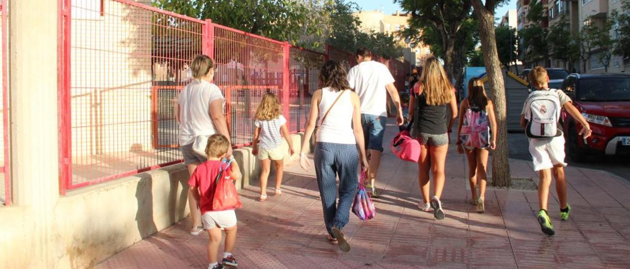 Imagen de archivo de niños acudiendo al colegio en San Vicente del Raspeig.