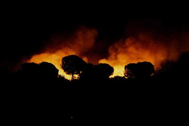 El incendio de Huelva se complica por los cambios de viento: la Junta de Andalucía declara el nivel 2 de emergencia y pide ayuda a la UME