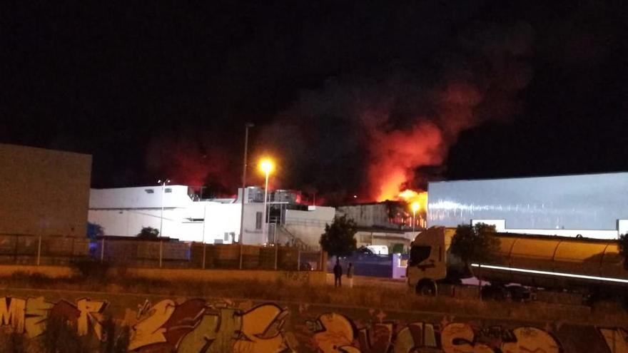 Espectacular incendio en la panificadora de Mercadona en Valencia