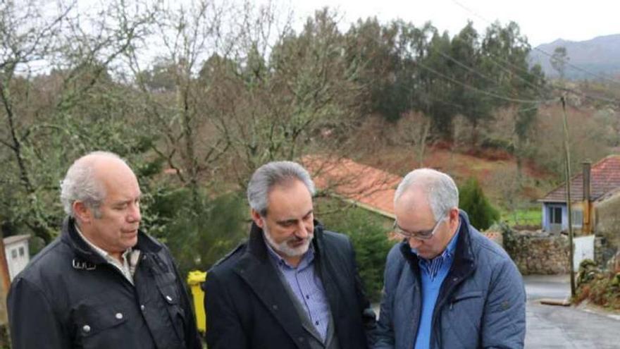 Jorge Canda, ayer, con el delegado de la Xunta, Cores Tourís. // FdV