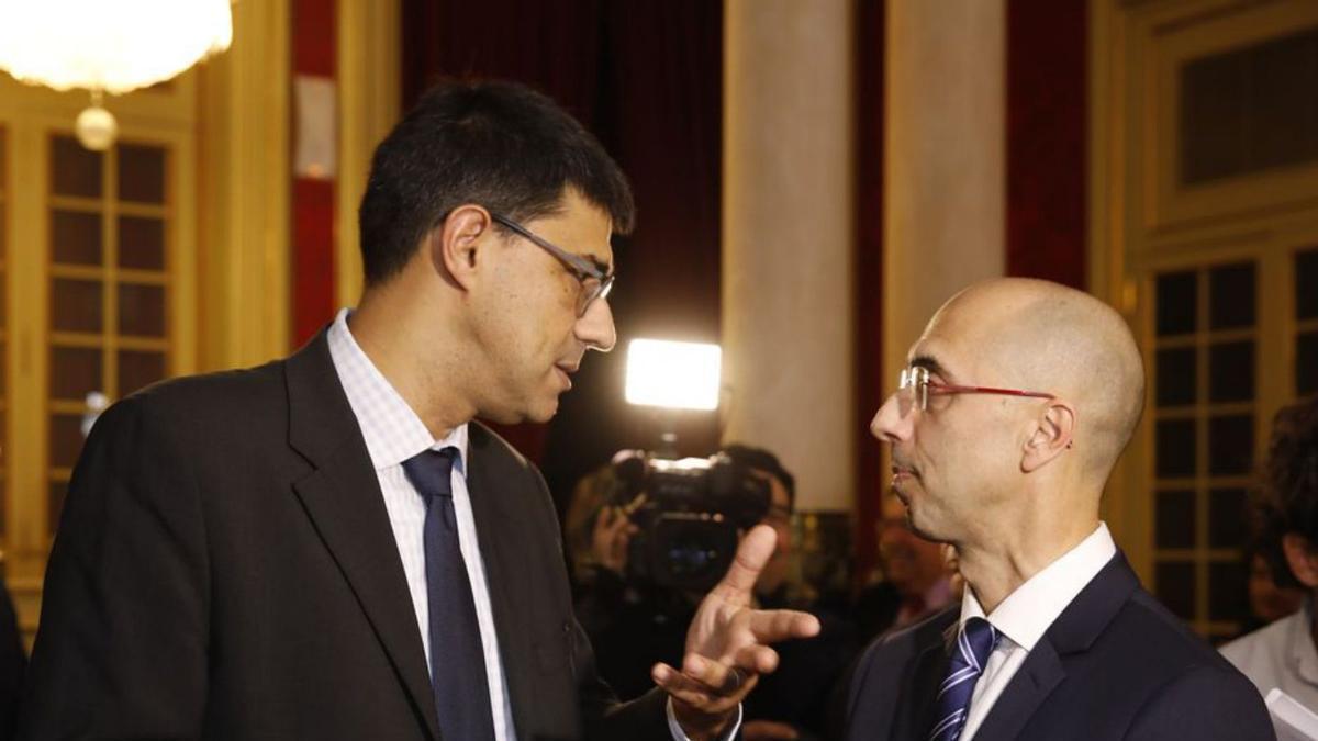 El síndico mayor, Joan Rosselló, dialogando con Jaume Far.