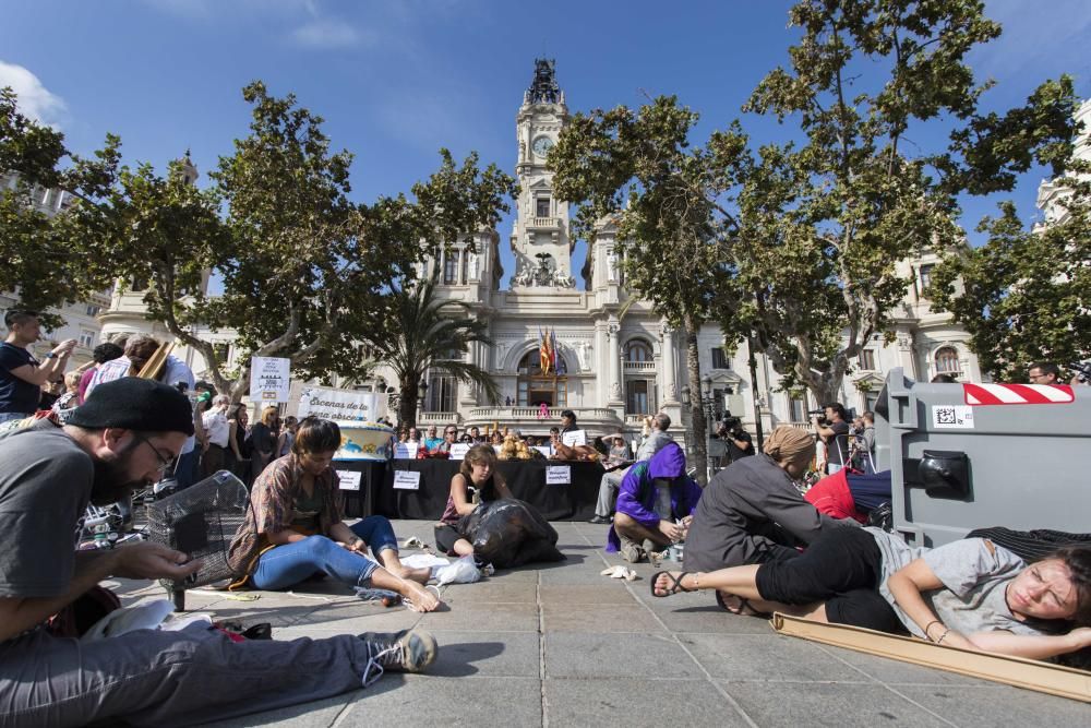 Falla humana de Pobresa Zero en la plaza del Ayuntamiento de València