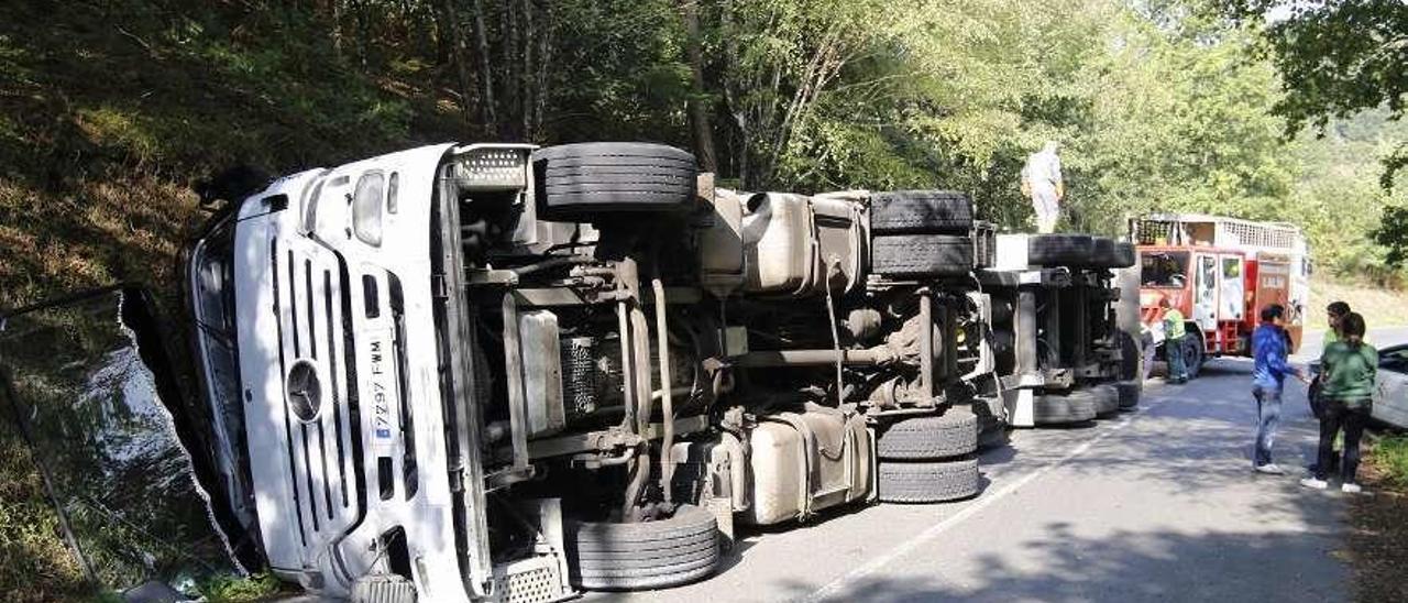 El camión accidentado en la misma curva de Dozón en septiembre de 2014. // Bernabé/Gutier