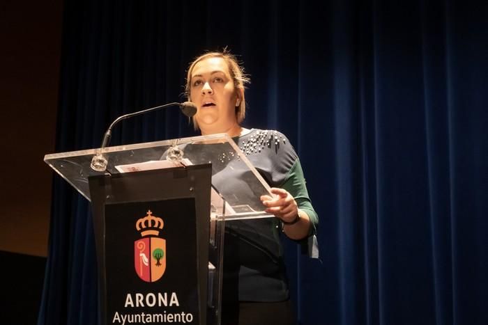 María Dueñas, con escolares en Tenerife