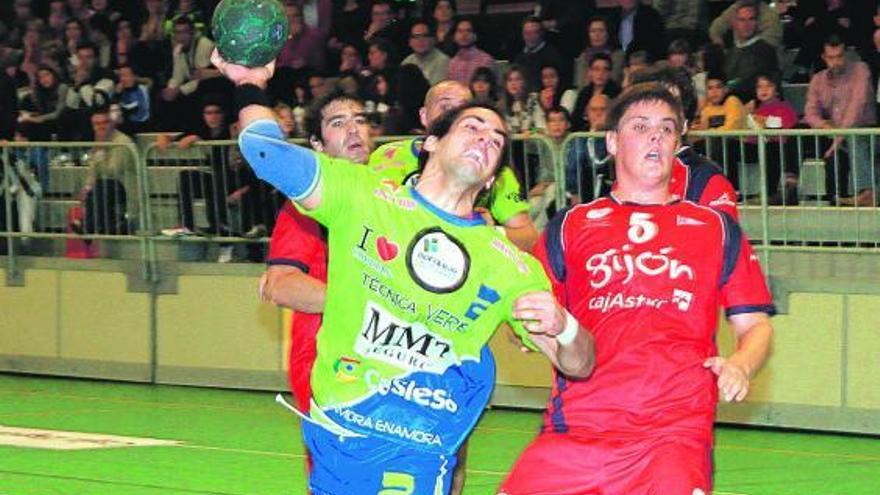 Esteban Salinas lanza a portería en un encuentro en el Manuel Camba.