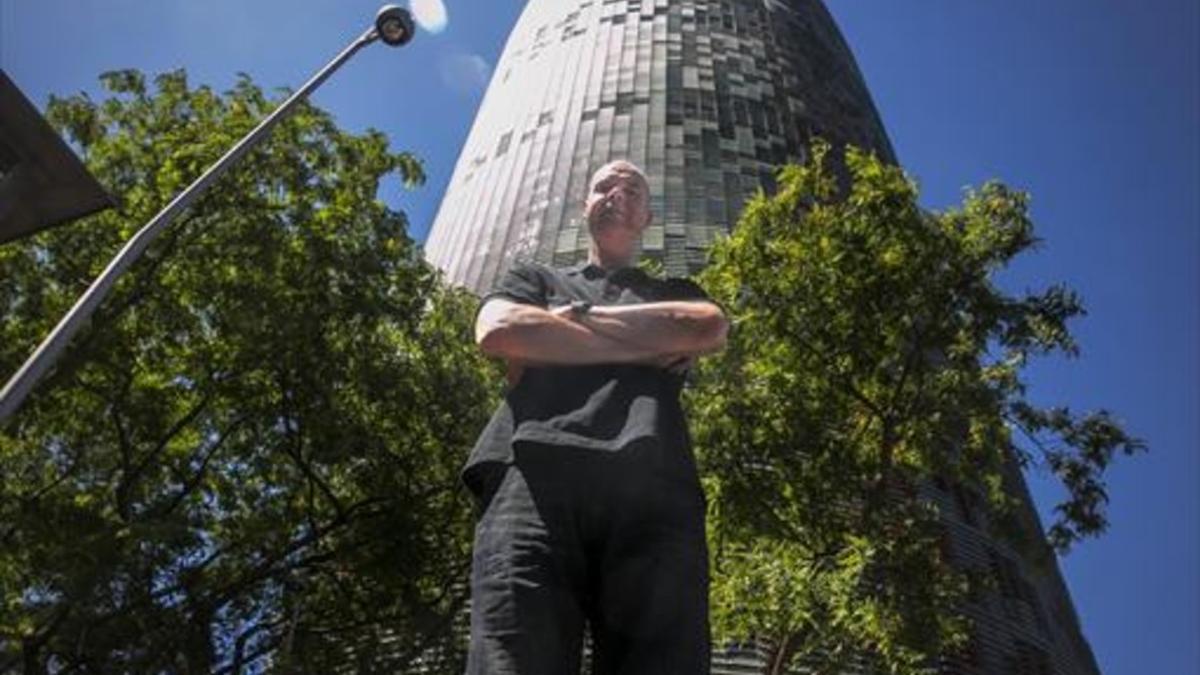 Ferran Martínez y su edificio preferido, la Torre Agbar