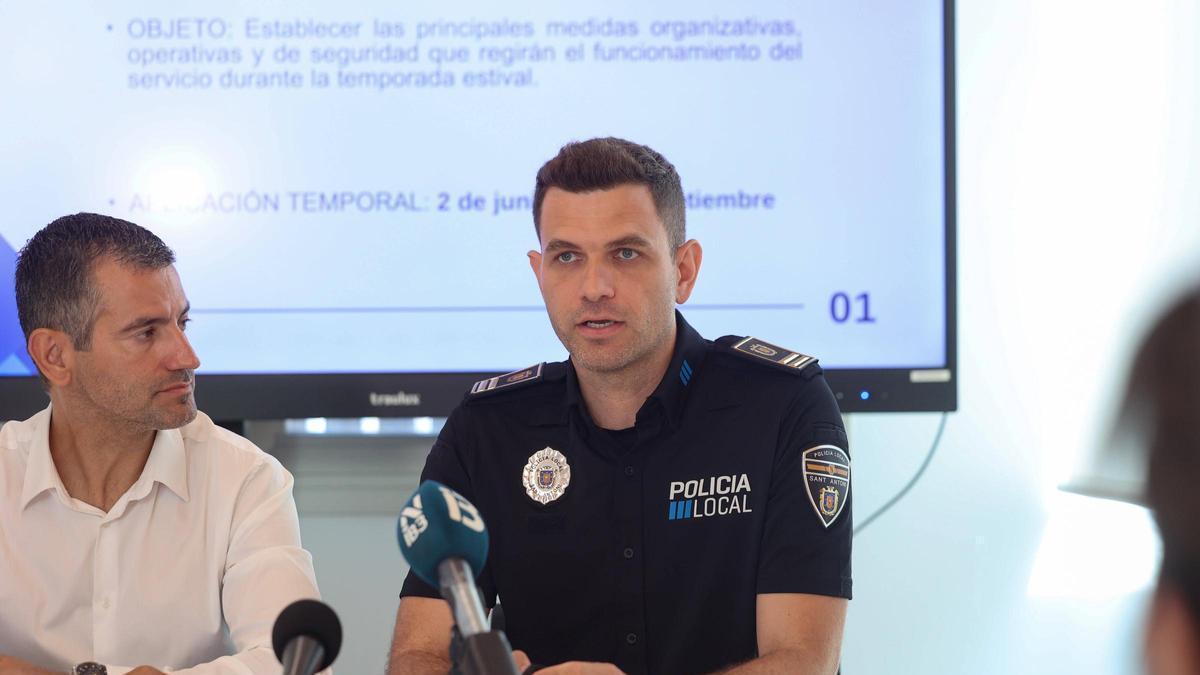 El alcalde escucha al jefe de la Policía Local de Sant Antoni durante la rueda de prensa.