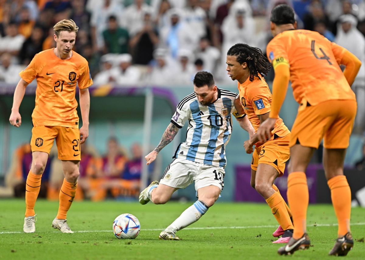 Lusail (Qatar), 09/12/2022.- Lionel Messi (C) of Argentina passes the ball leading to his team’s 1-0 lead during the FIFA World Cup 2022 quarter final soccer match between the Netherlands and Argentina at Lusail Stadium in Lusail, Qatar, 09 December 2022. (Mundial de Fútbol, Países Bajos; Holanda, Estados Unidos, Catar) EFE/EPA/Noushad Thekkayil