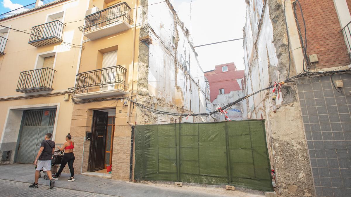 Imagen del solar del edificio derribado en el casco histórico de Orihuela