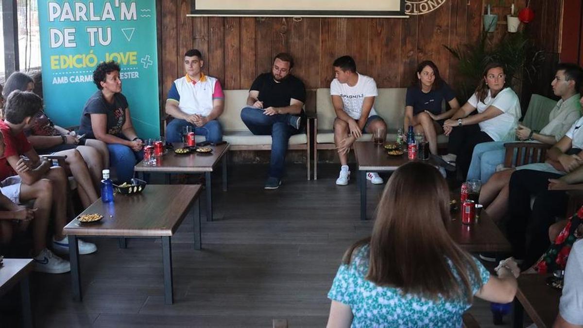 La alcaldesa de Onda, Carmina Ballester, durante una reunión con jóvenes de la ciudad dentro del programa 'Parla'm de tu'.