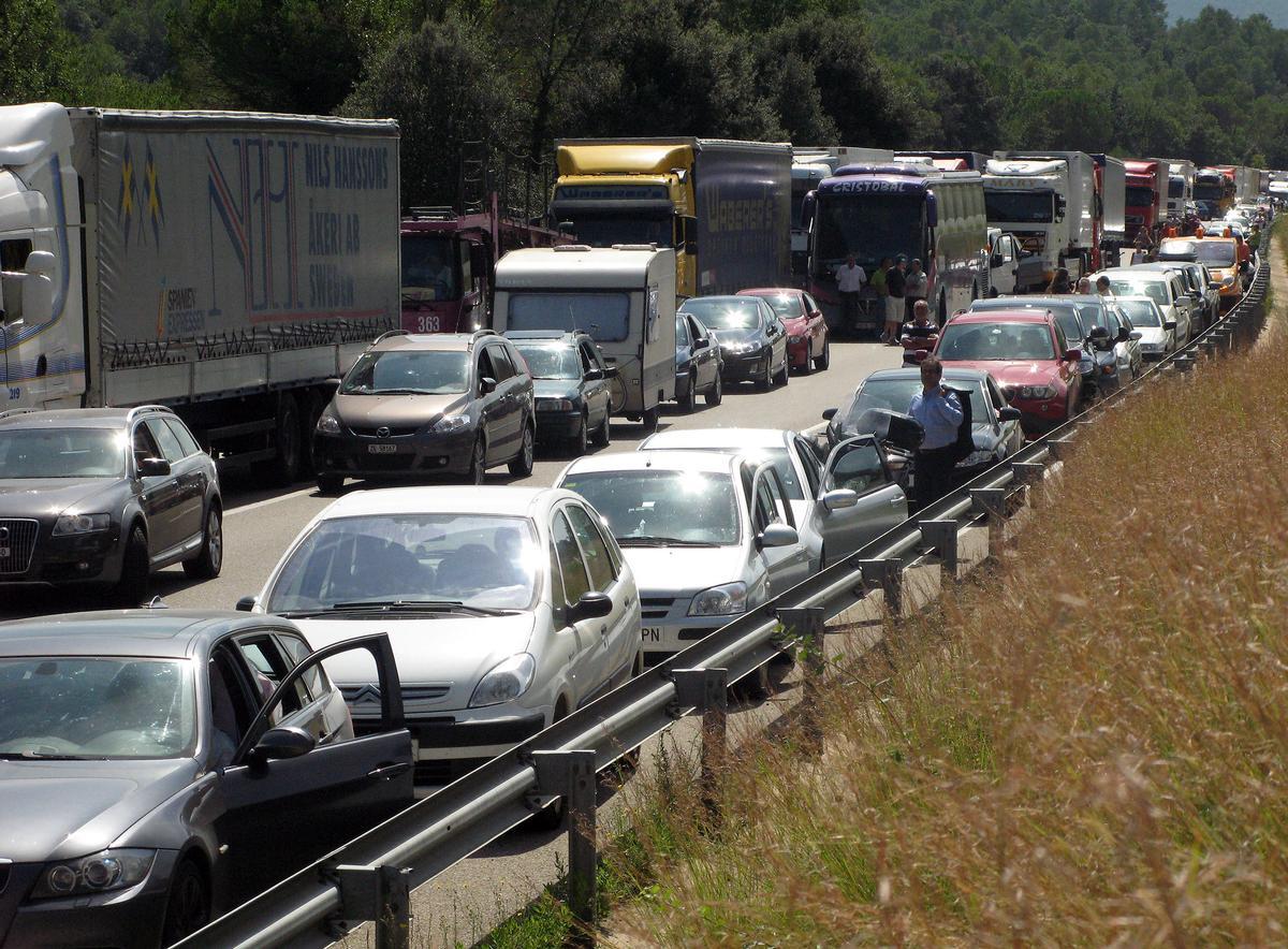 L’aparatós incendi d’un camió complica la circulació a l’AP-7