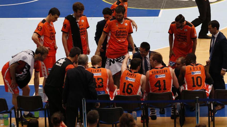 Pedro Martínez da instrucciones al equipo en San Sebastián.