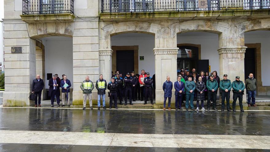 Siero guarda un minuto de silencio por los guardia civiles asesinados en Barbate