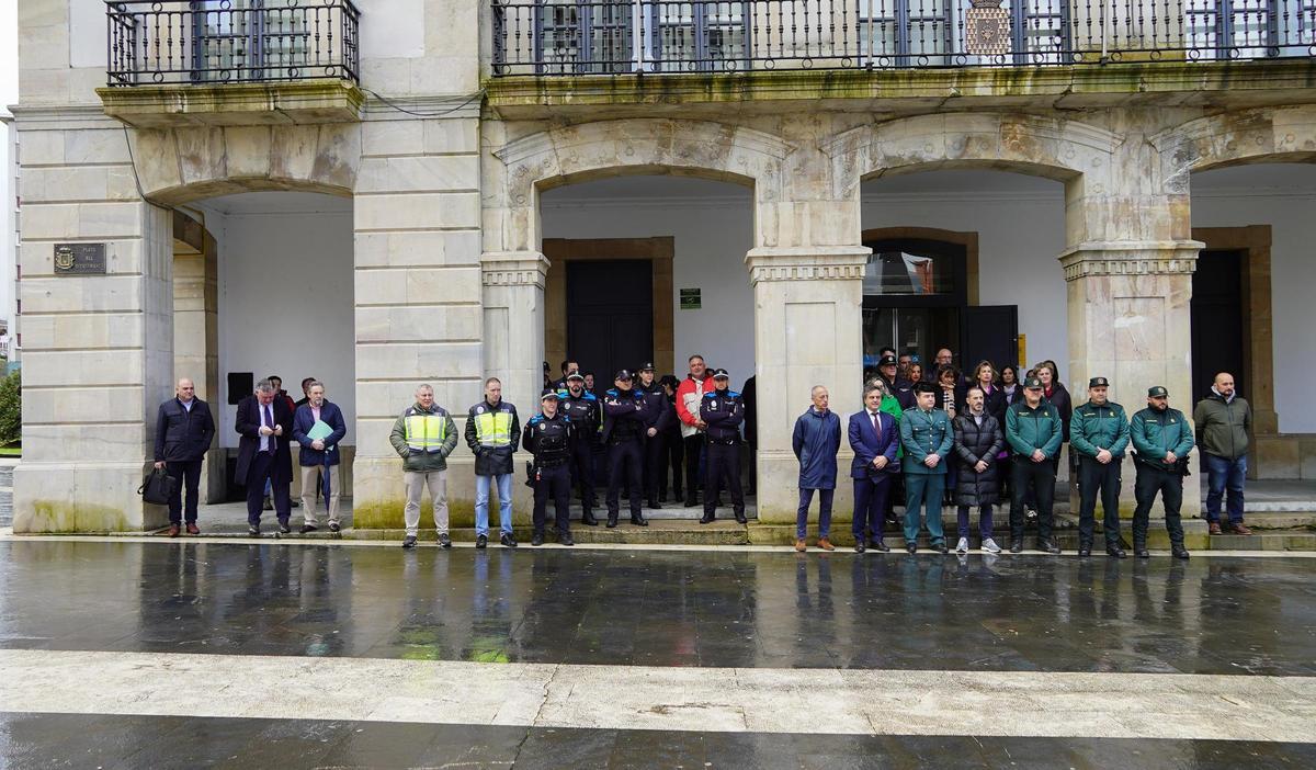 Autoridades, agentes de la Guardia Civil y policías locales durante la concentración.