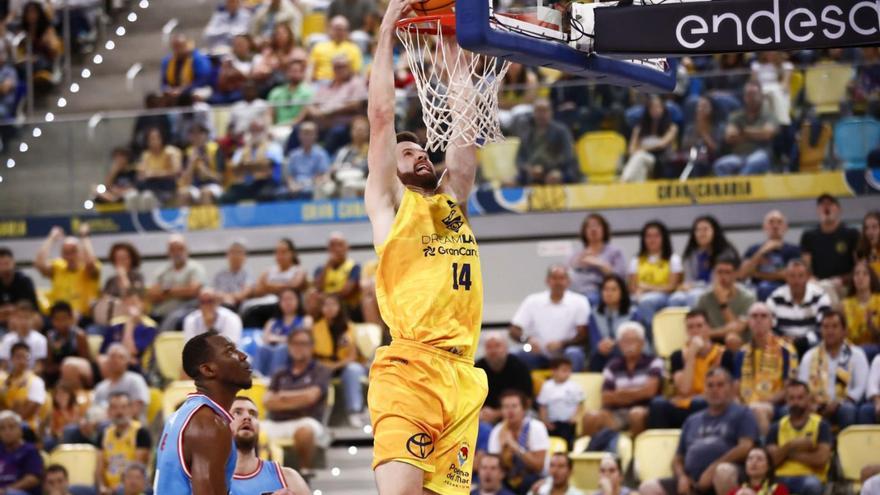 John Shurna realiza un mate en el duelo ante el Breogán, disputado en el Arena el pasado 8 de diciembre.