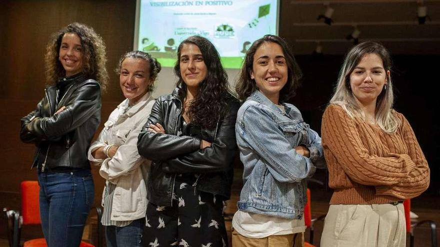 Alba Rodríguez, Anair Lomba, Yolanda GarcÍa Sequeiros, Vane Sotelo e Iria Grandal, ayer en el campus de Ourense. // Brais Lorenzo