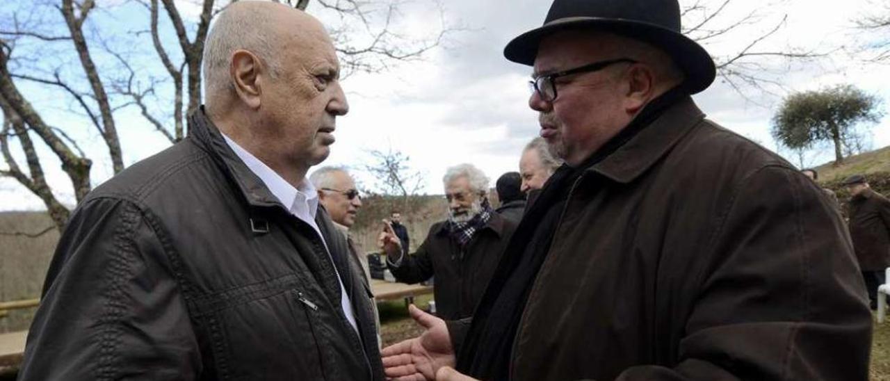 Xosé Luís Méndez Ferrín, con Luís González Tosar, en la Insua dos Poetas. // Brais Lorenzo