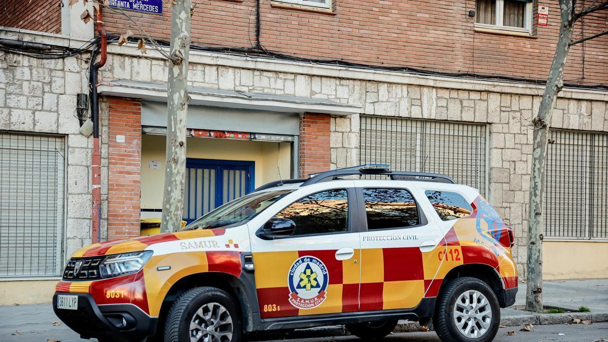Archivo - Un vehículo del SAMUR aparcado en el exterior de la base de SAMUR-Protección Civil del distrito de Tetuán, a 3 de enero de 2023, en Madrid (España). Durante la visita se ha presentado el nuevo proyecto puesto en marcha para la descontaminación t