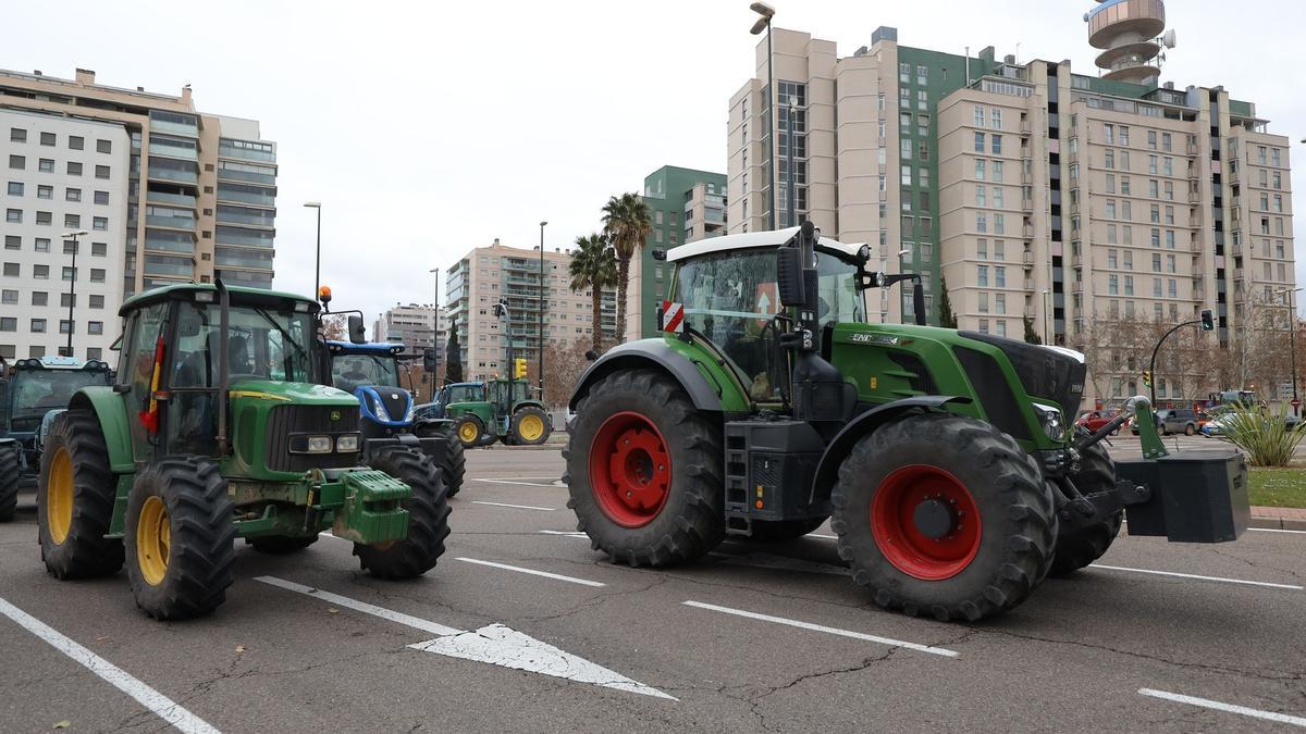 En imágenes | El cuarto día de tractoradas vuelve a colapsar las carreteras de Aragón