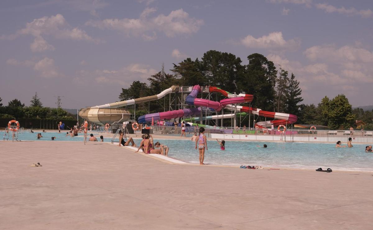 Los ourensanos disfrutando del  parque acuático el verano pasado. | ROI CRUZ