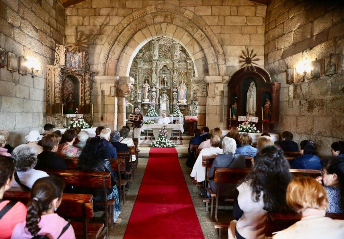 Celebración no templo á súa chegada a San Xoán de Camba. | Manolo Seixas