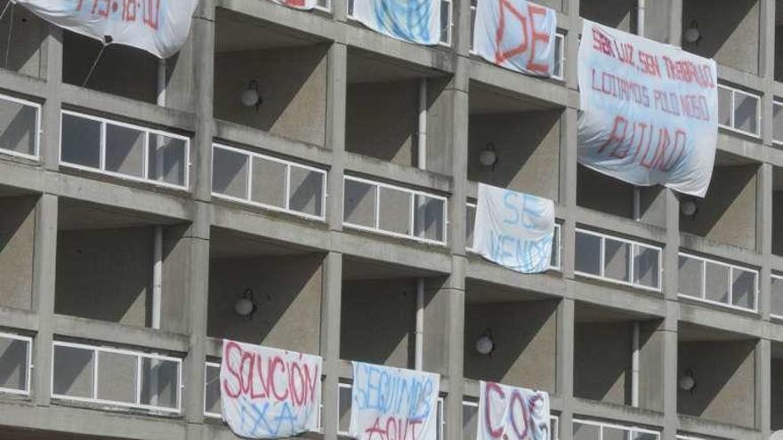 Fachada del hotel de Sada con pancartas contra el cierre.