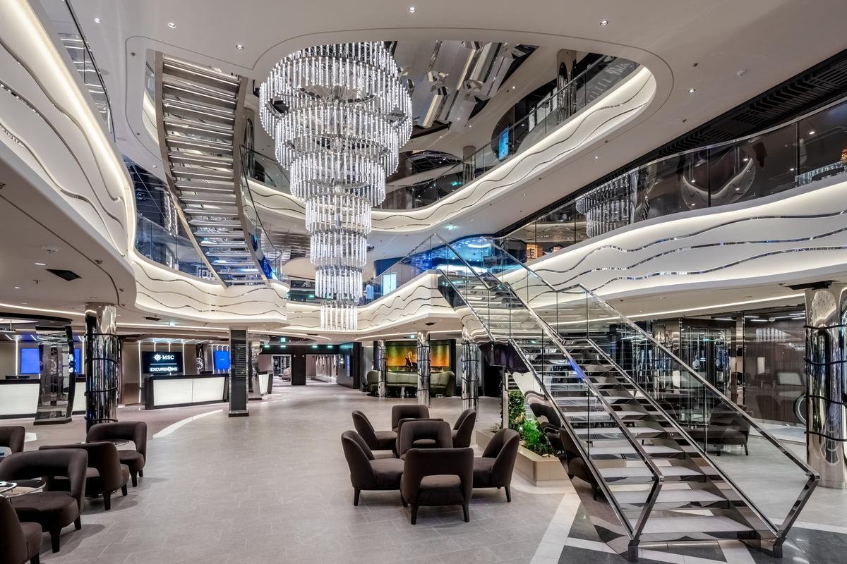 Render del atrio central del MSC World Asia