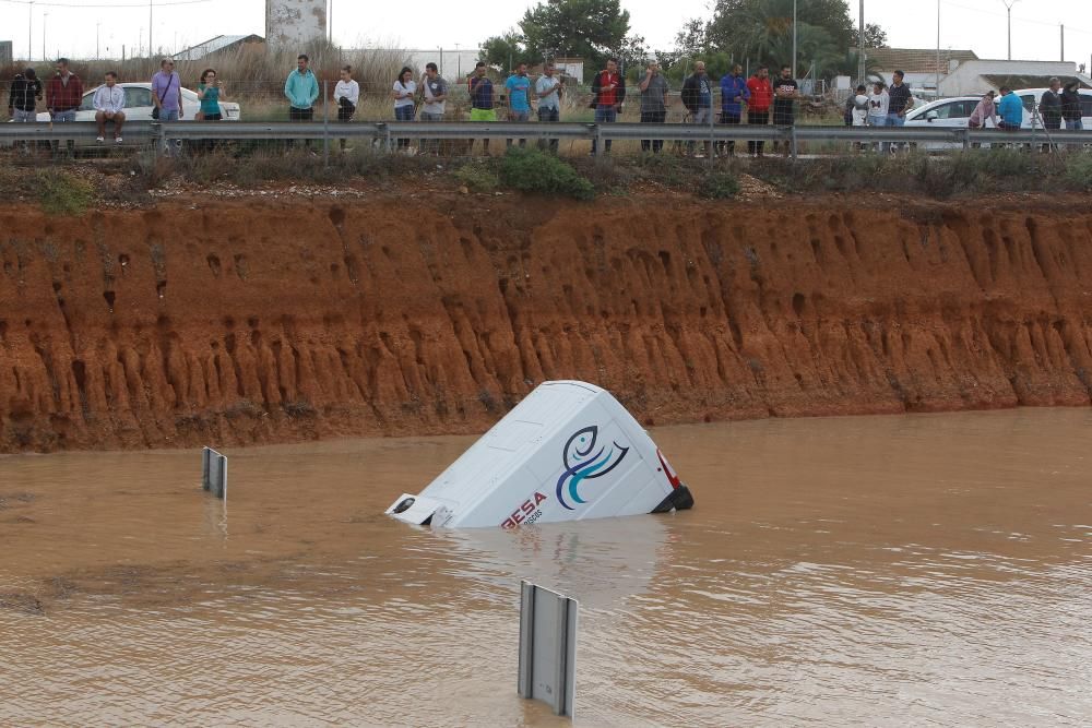 Rescatan a cuatro personas atrapadas en el túnel de la AP7 en Pilar de la Horadada