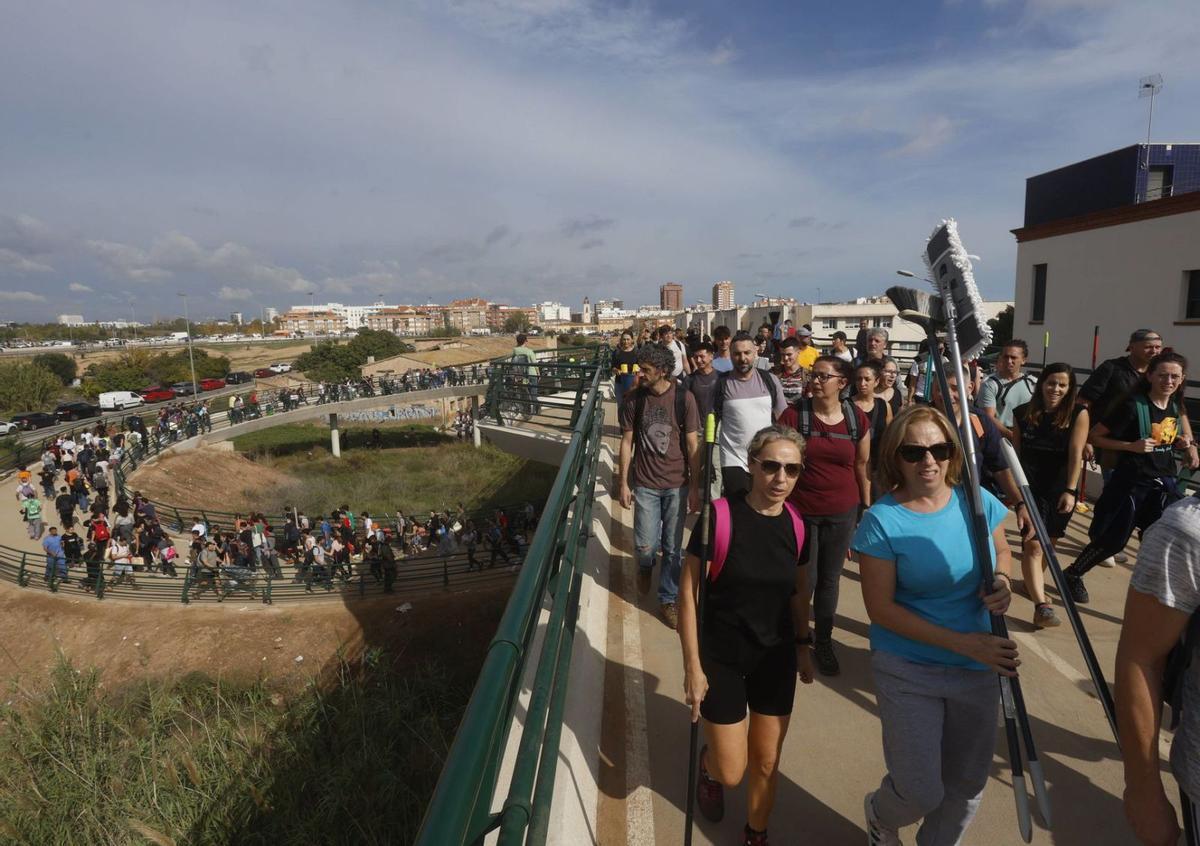 Els voluntaris arriben a milers i Mazón intenta regular-ne l’accés Els voluntaris arriben a milers i Mazón intenta regular-ne l’accés