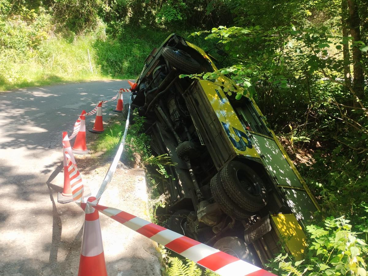 En imágenes, el camión de Bomberos de Asturias volcado en la carretera AS-311, enGrado