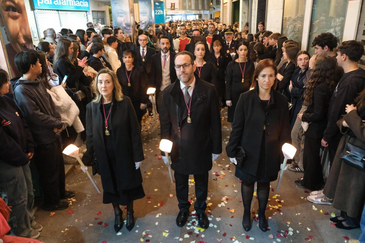 Parte de la Corporación municipal, con la Virgen de los Dolores.