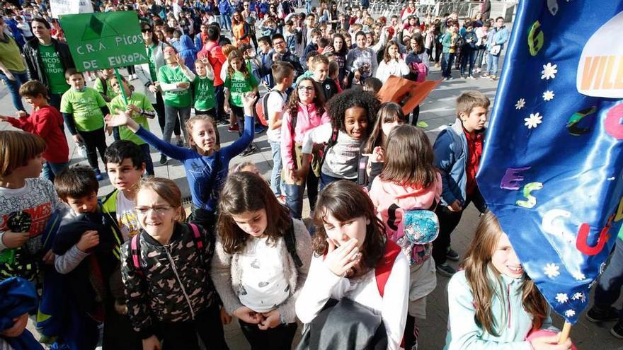 Los escolares asturianos, ayer, en la plaza de España de Avilés.