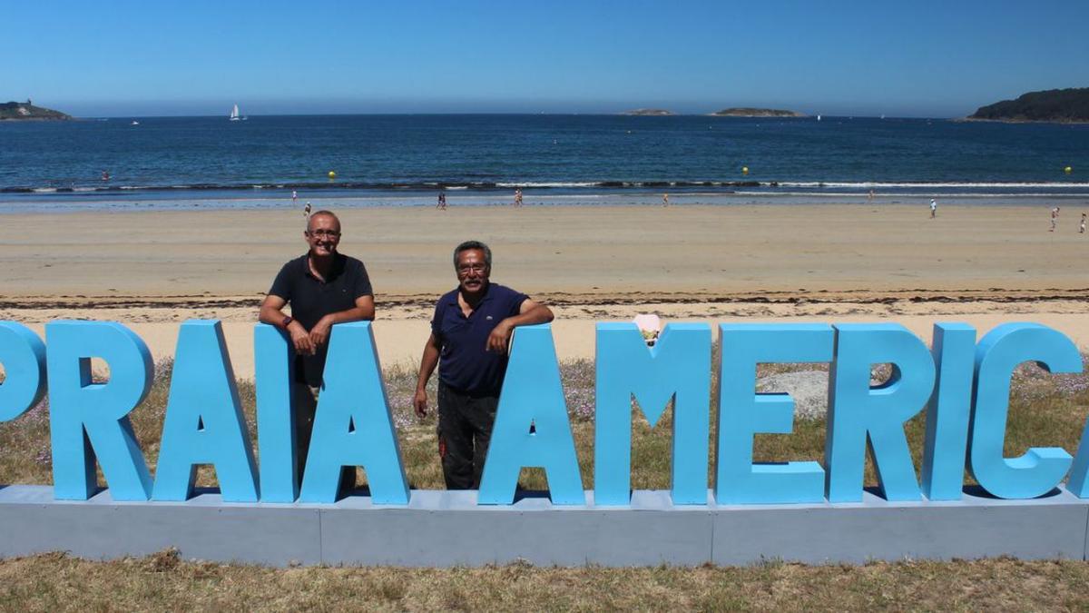 El alcalde, Juan González, y el artista, René de la Jara, posan en el nuevo “punto selfie”.   | // D.P.