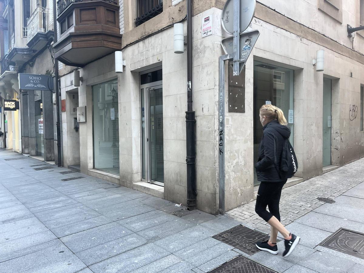 Un local comercial vacío en la calle Los Moros.