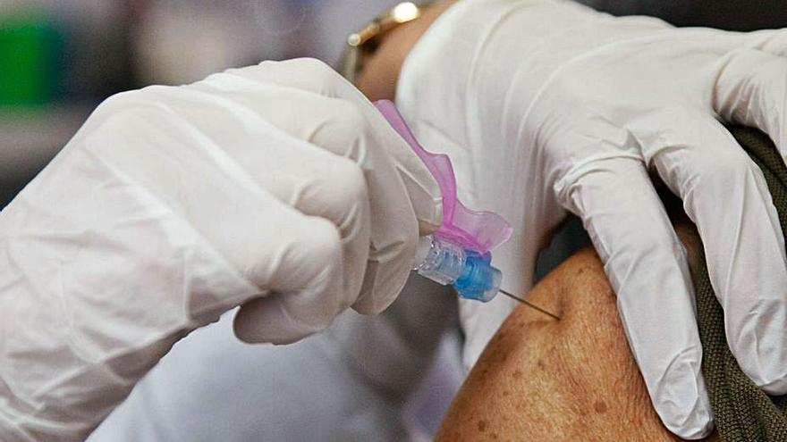 Vacunación contra la gripe a un paciente. | Javier de la Fuente