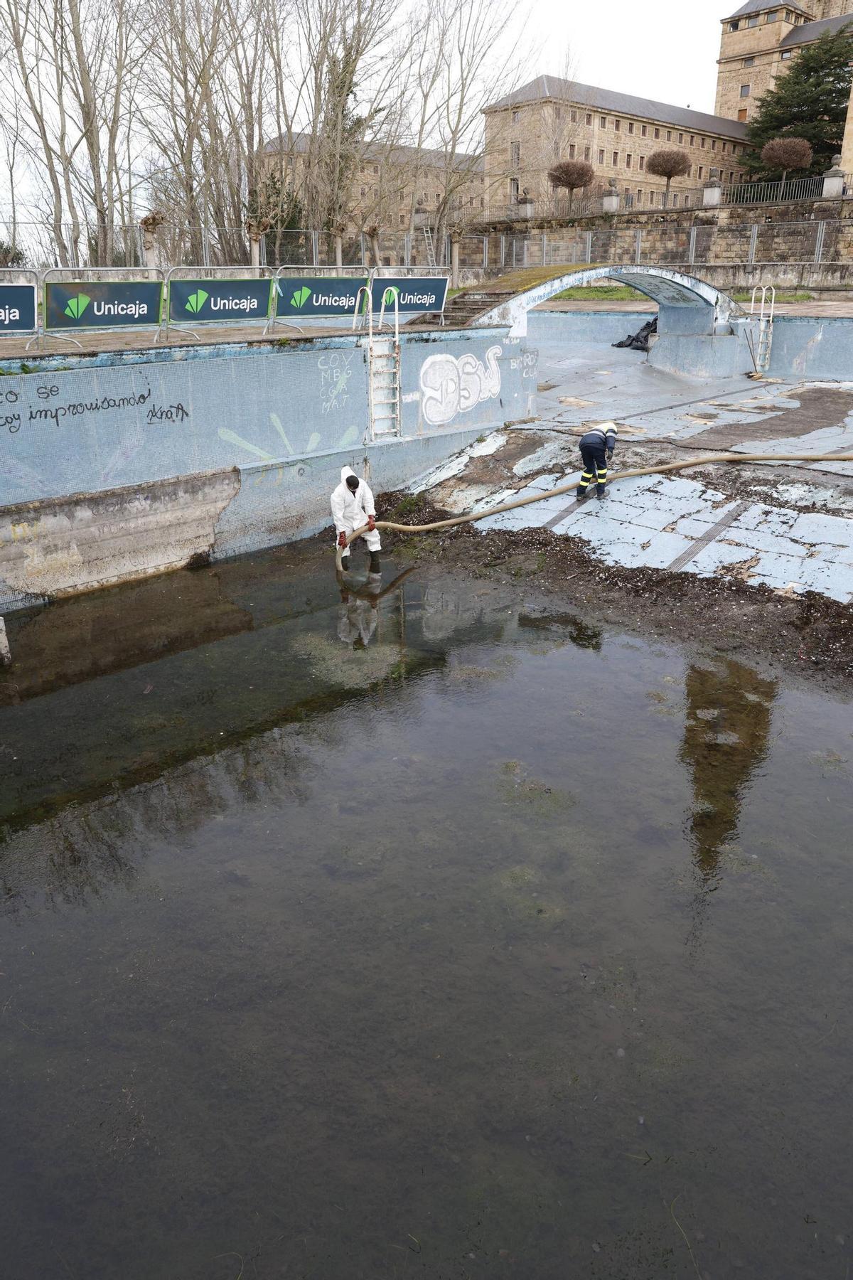 El inicio de los trabajos para dragar las piscinas de la Laboral, en imágenes