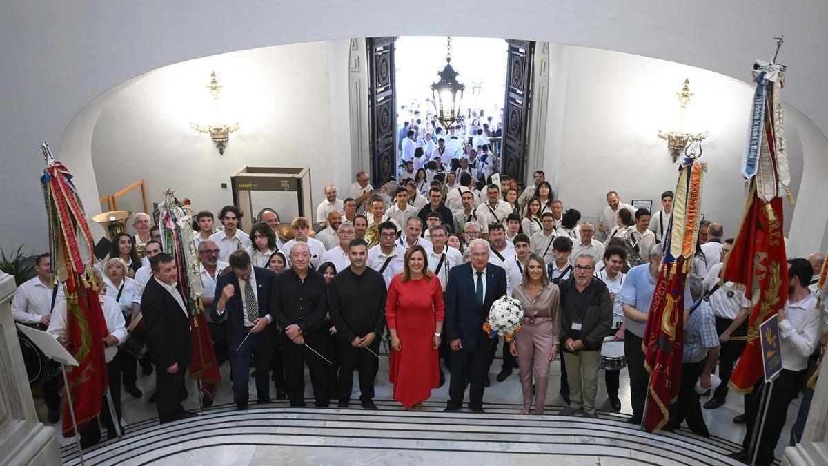 Acto de entrega del "ponell" de Amics del Corpus a la alcaldesa de València.