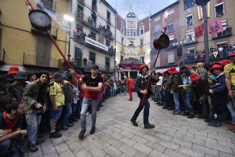 Berga inicia el passacarrers del vespre de Patum enmig d'una gran cridòria