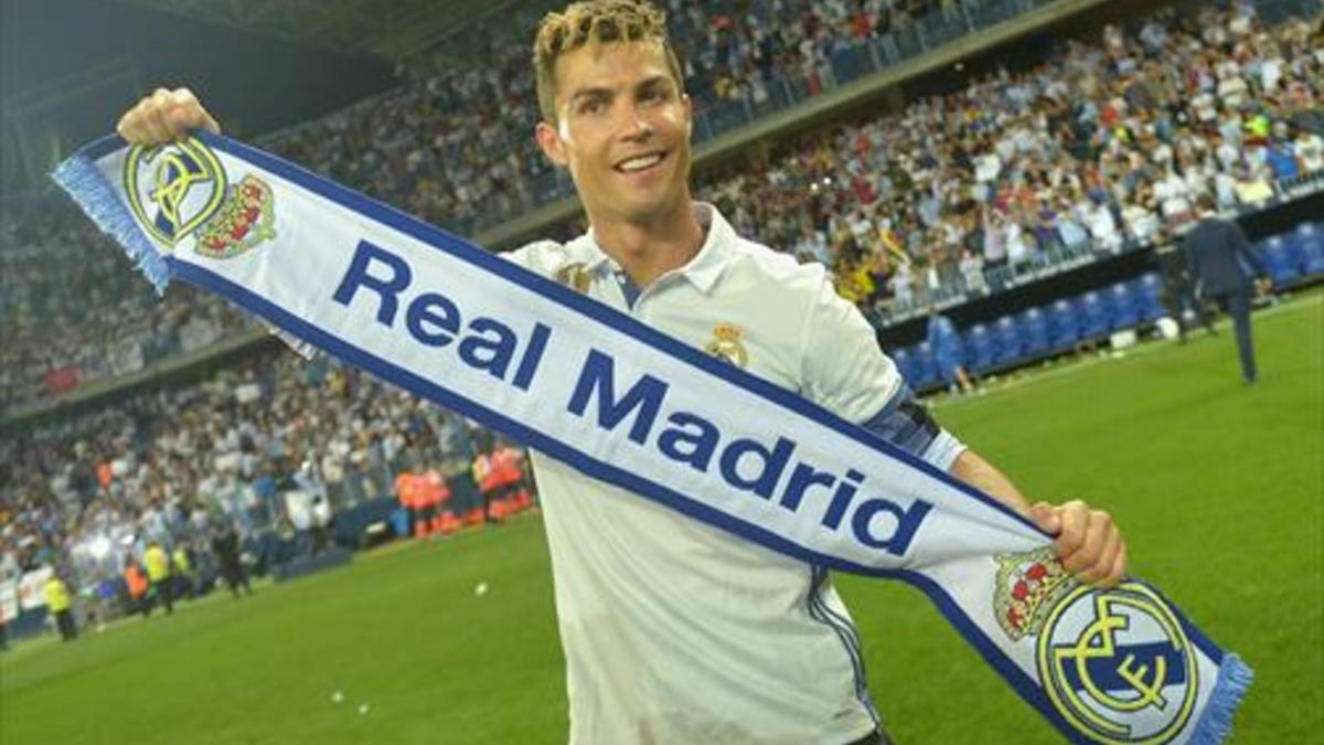 Ronaldo celebra el título de Liga ganado por el Madrid el pasado domingo en La Rosaleda ante el Málaga.