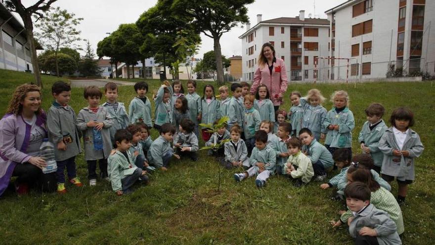 Los escolares plantan árboles para celebrar el Día del Medio Ambiente