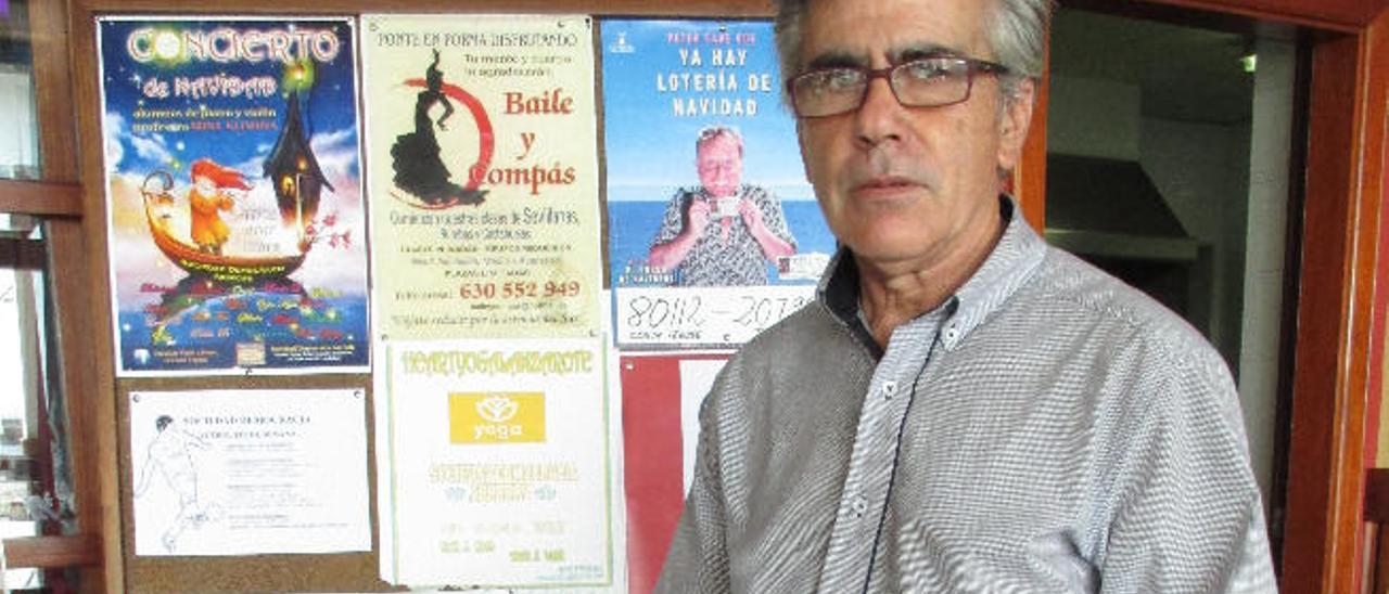 Rafael Medina, socio de la Sociedad Democrática de Arrecife, muestra dos décimos de su número.