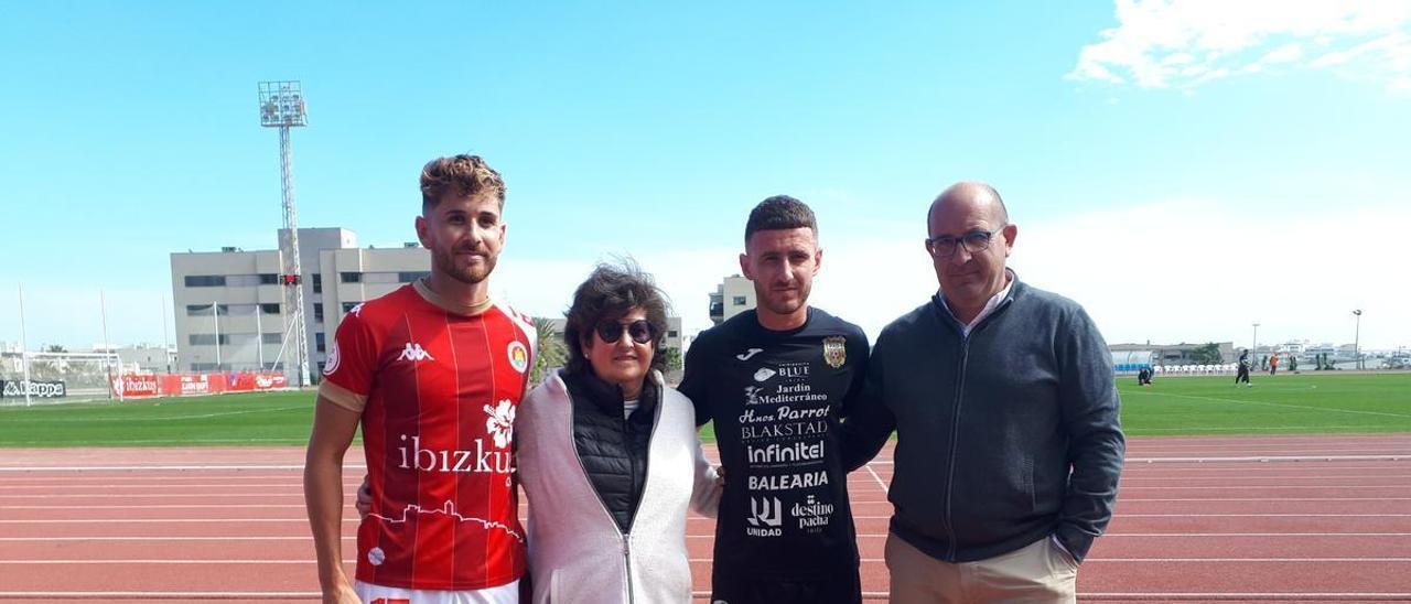 Los hermanos Jaime y Álvaro Barrero junto a sus padres tras el derbi en Can Misses-3.