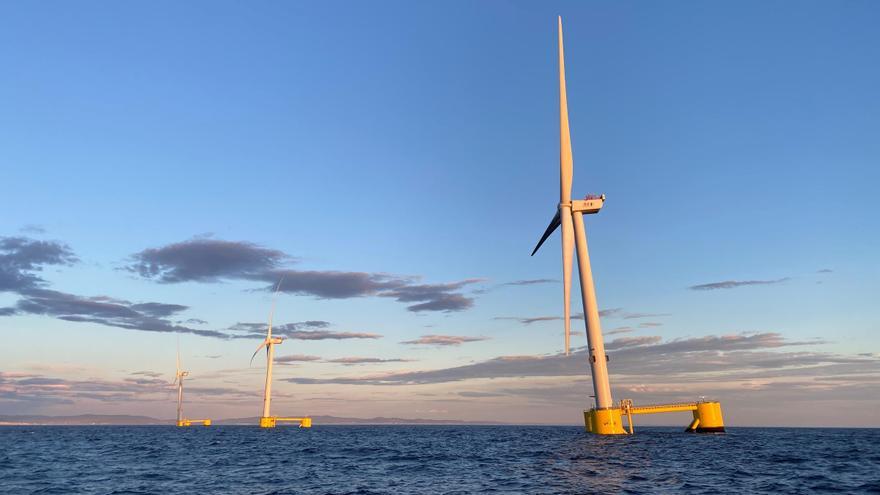 Tres de las turbinas del parque WindFloat Atlantic, ubicado frente a la costa de la localidad portuguesa de Vianado Castelo.