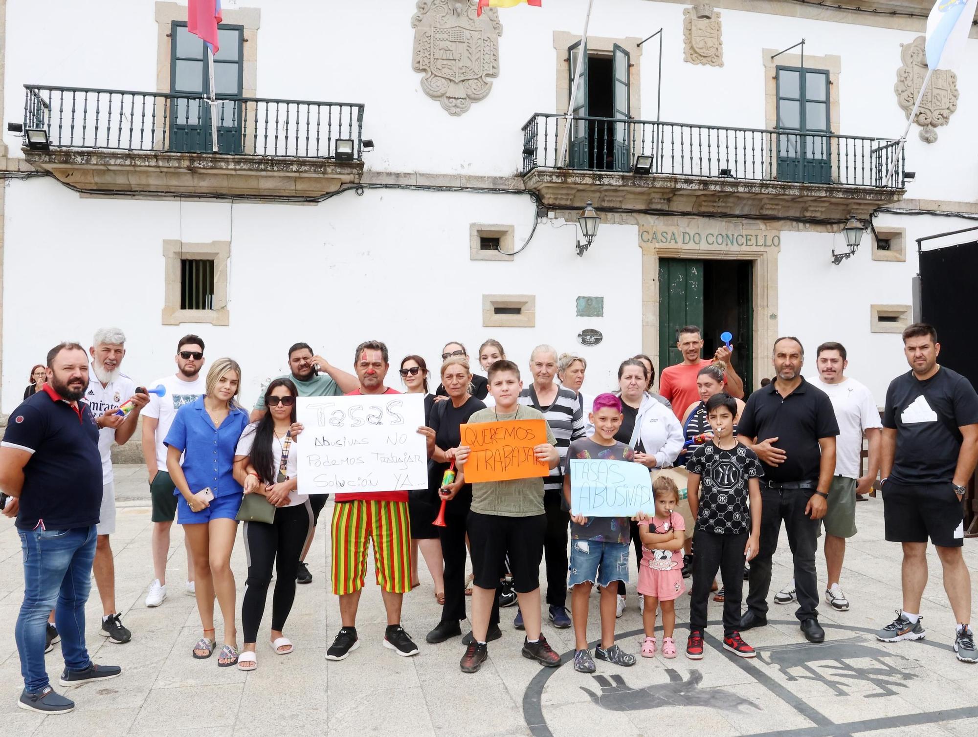 Algunos de los feriantes que pitaron con silbatos y bocinas ante el consistorio baionés